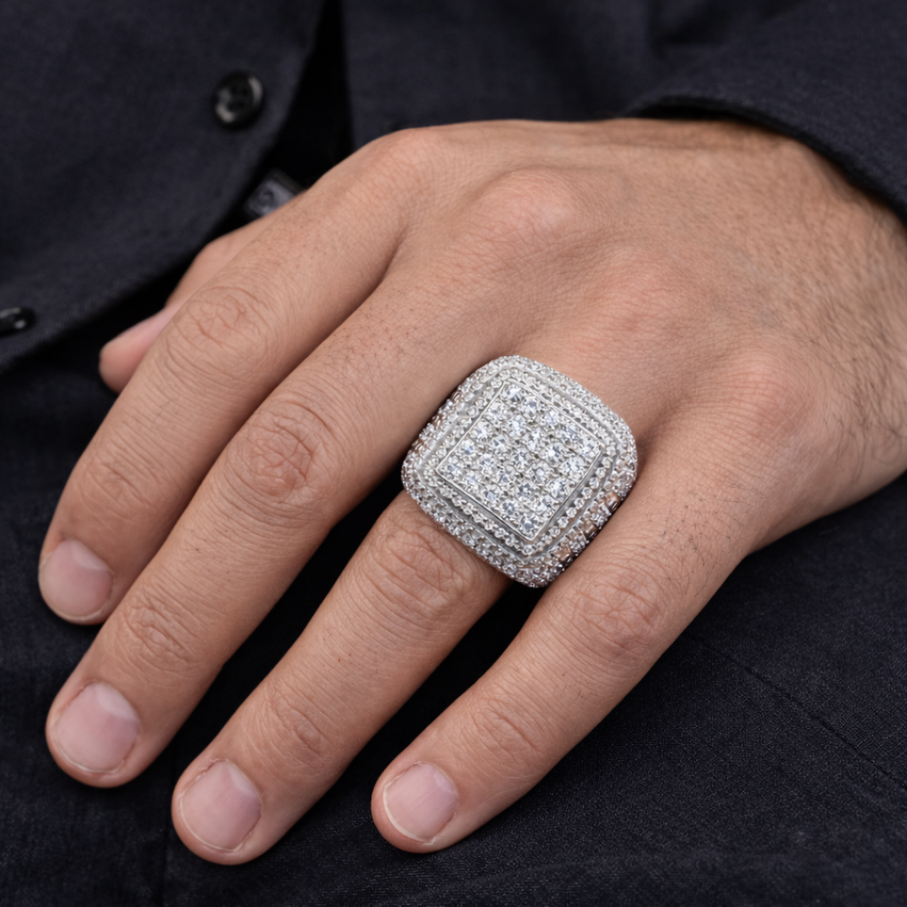 Bague homme large argent pavée de pierres brillantes portée à la main, style luxe et imposant