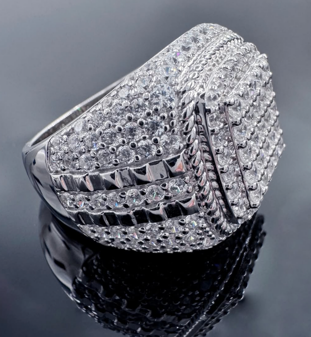Bague homme large argent pavée de pierres brillantes portée à la main, style luxe et imposant