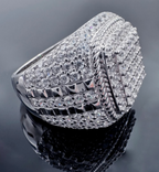Bague homme large argent pavée de pierres brillantes portée à la main, style luxe et imposant
