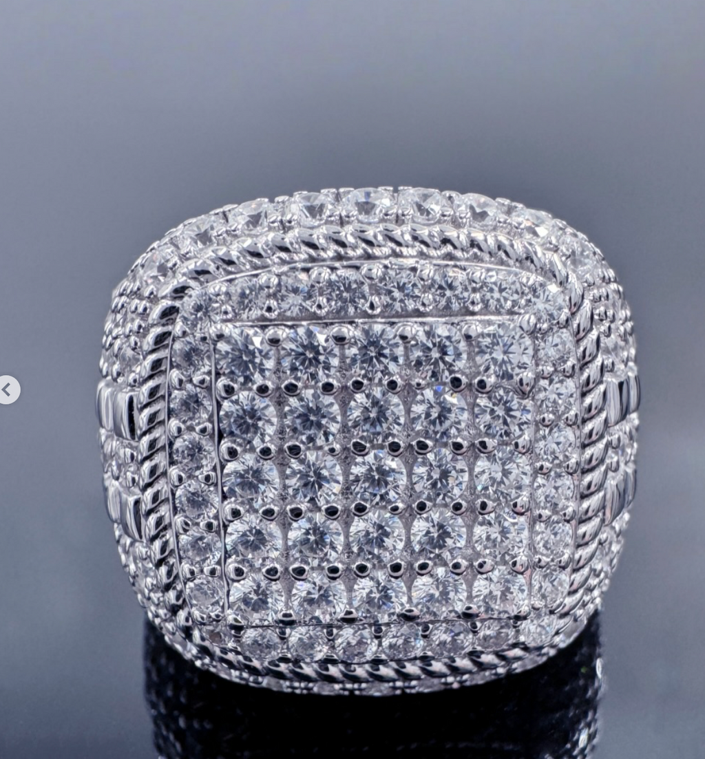 Bague homme large argent pavée de pierres brillantes portée à la main, style luxe et imposant