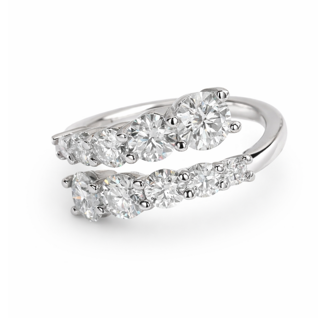 Bague femme sertie de pierres brillantes portée sur la main avec bouquet de roses rouges, style luxe et romantique