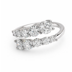 Bague femme sertie de pierres brillantes portée sur la main avec bouquet de roses rouges, style luxe et romantique