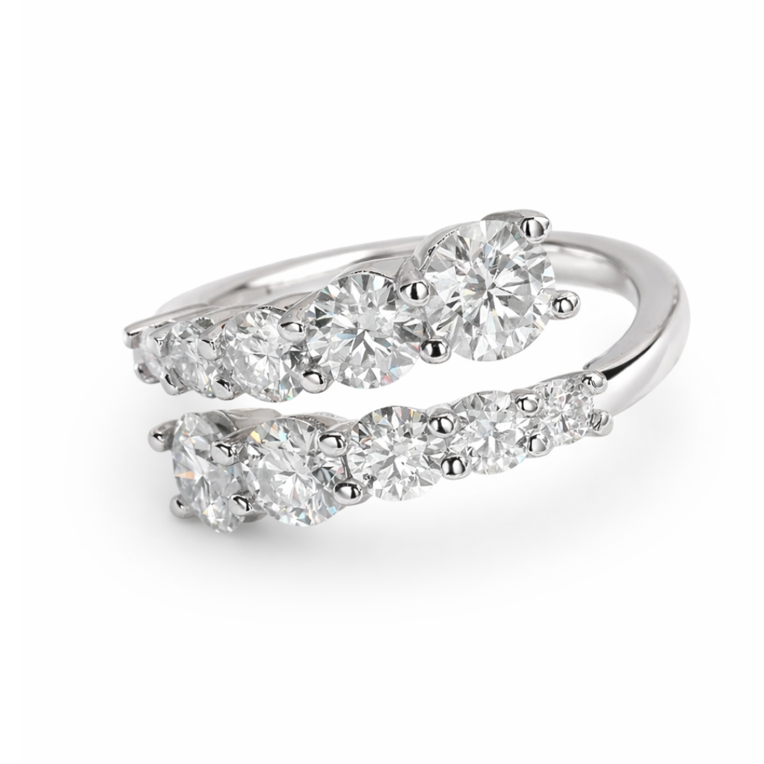 Bague femme sertie de pierres brillantes portée sur la main avec bouquet de roses rouges, style luxe et romantique