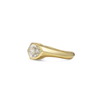 Bague femme en or avec pierre brillante portée à la main, style luxe et élégant avec tenue habillée
