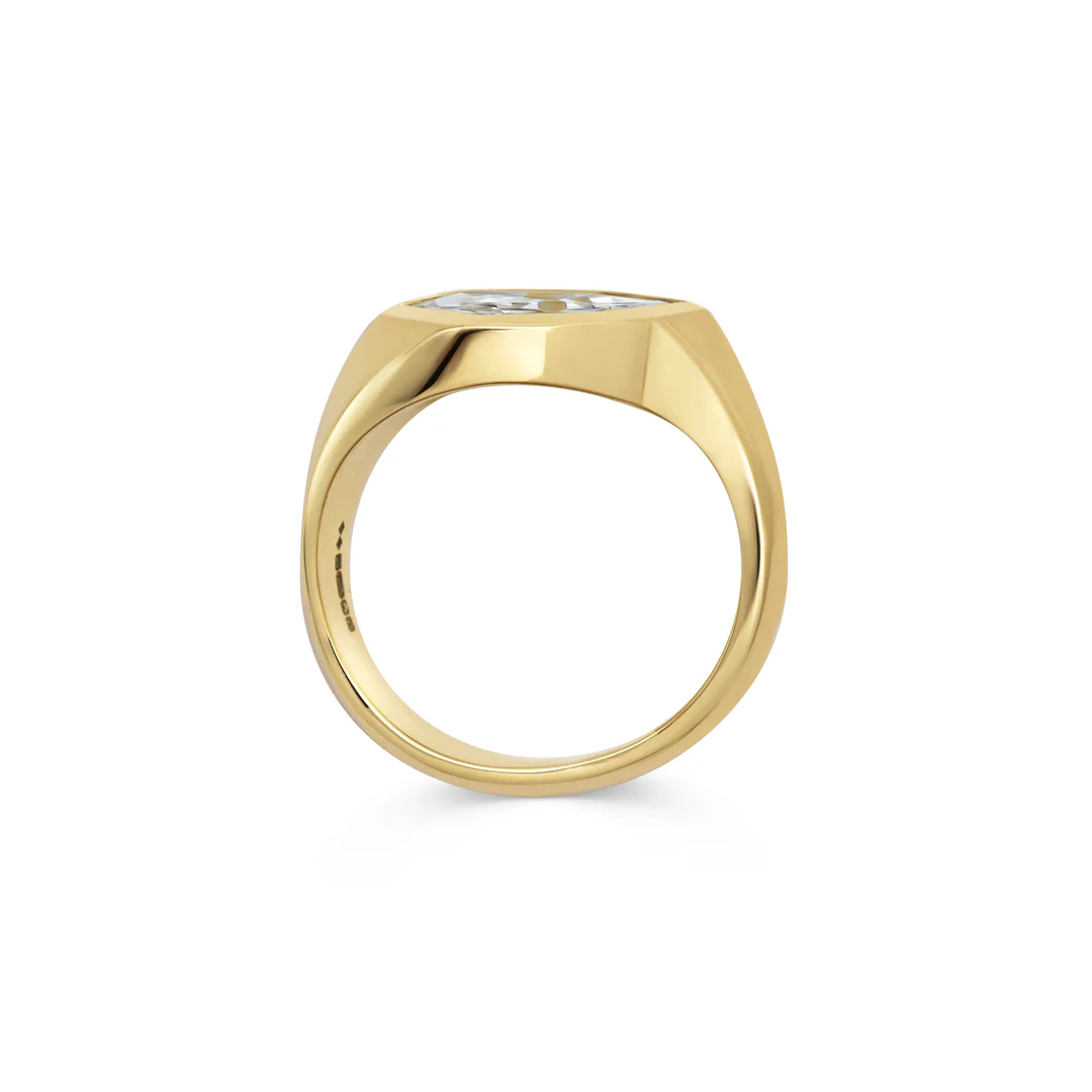 Bague femme en or avec pierre brillante portée à la main, style luxe et élégant avec tenue habillée