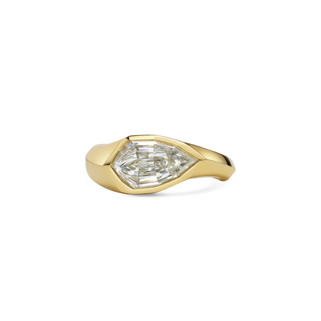 Bague femme en or avec pierre brillante portée à la main, style luxe et élégant avec tenue habillée