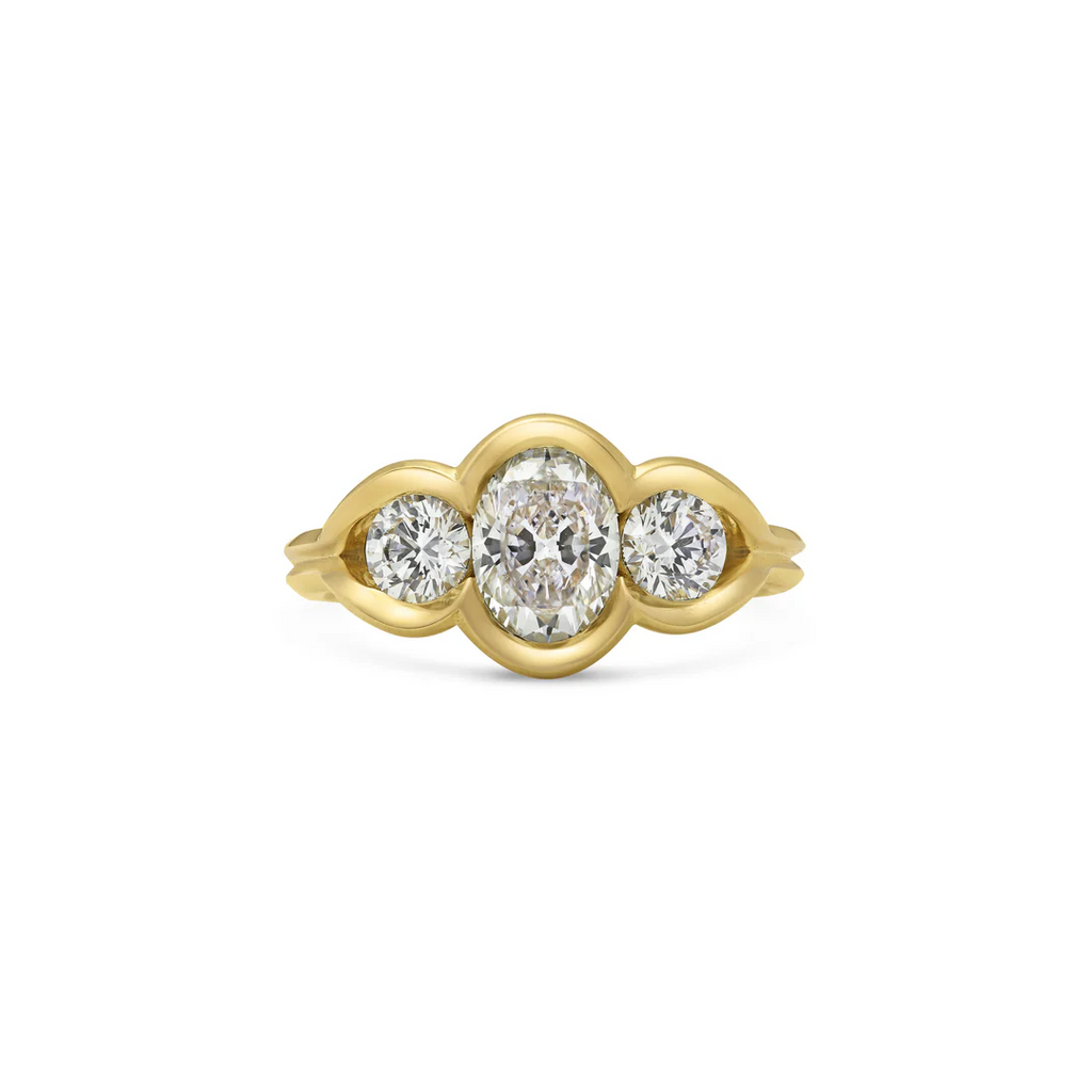 Bague femme en or avec pierre centrale brillante en zirconium portée à la main, style élégant et raffiné