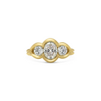 Bague femme en or avec pierre centrale brillante en zirconium portée à la main, style élégant et raffiné