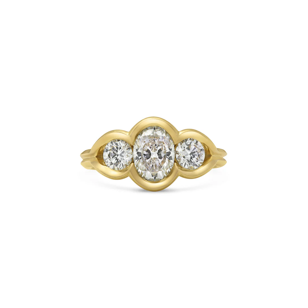 Bague femme en or avec pierre centrale brillante en zirconium portée à la main, style élégant et raffiné