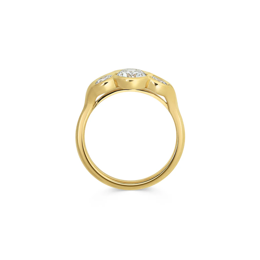 Bague femme en or avec pierre centrale brillante en zirconium portée à la main, style élégant et raffiné
