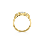 Bague femme en or avec pierre centrale brillante en zirconium portée à la main, style élégant et raffiné