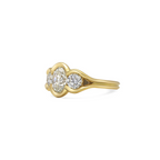 Bague femme en or avec pierre centrale brillante en zirconium portée à la main, style élégant et raffiné