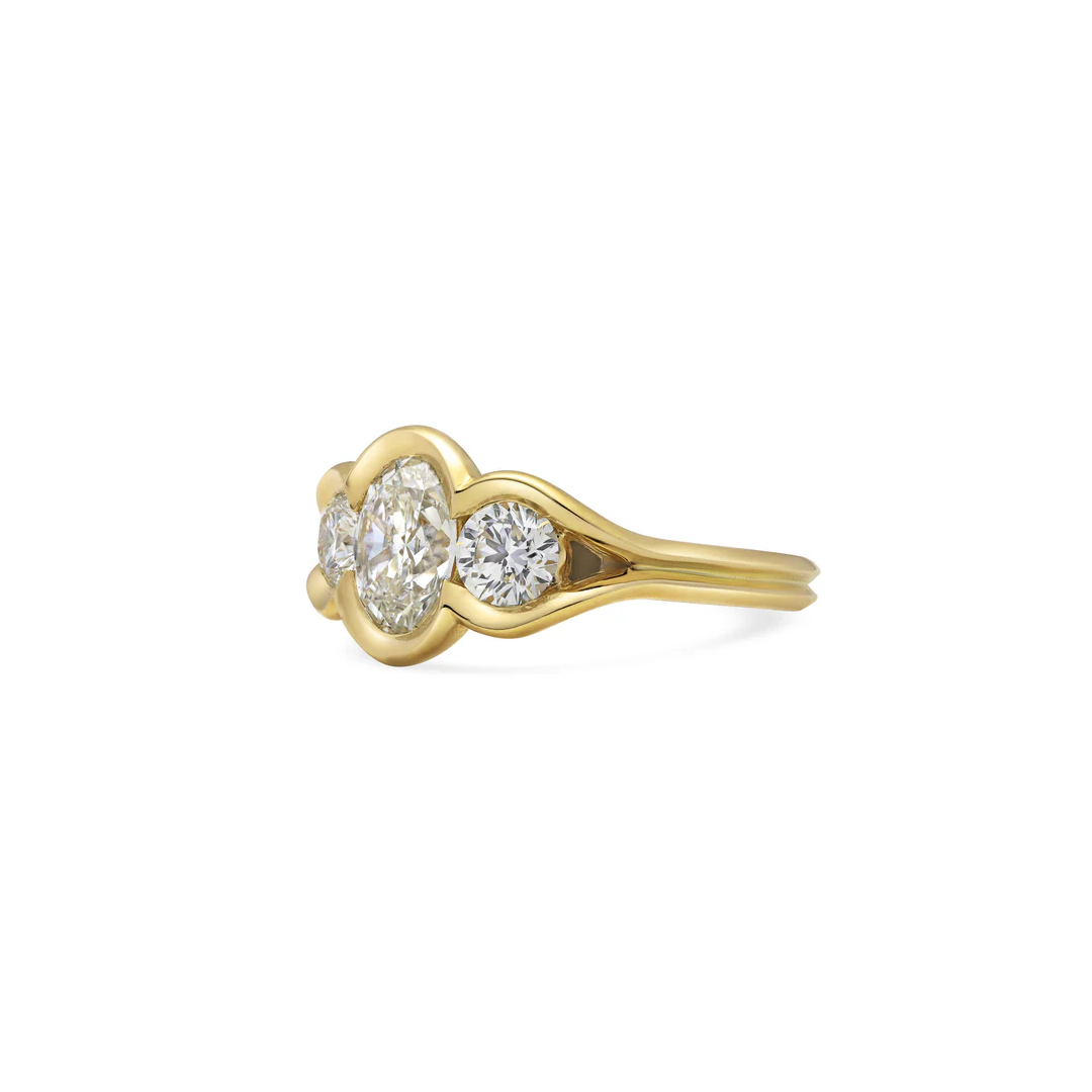 Bague femme en or avec pierre centrale brillante en zirconium portée à la main, style élégant et raffiné
