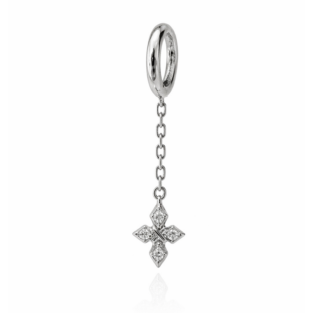 Boucle d’oreille homme anneau argent avec pendentif croix brillante portée à l’oreille, style moderne et raffiné