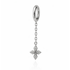 Boucle d’oreille homme anneau argent avec pendentif croix brillante portée à l’oreille, style moderne et raffiné