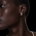 Boucles d’oreilles femme type créoles multiples en argent avec pierres brillantes en zirconium portées à l’oreille, style moderne et élégant