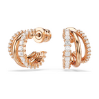 Boucles d’oreilles femme type créoles multiples en argent avec pierres brillantes en zirconium portées à l’oreille, style moderne et élégant