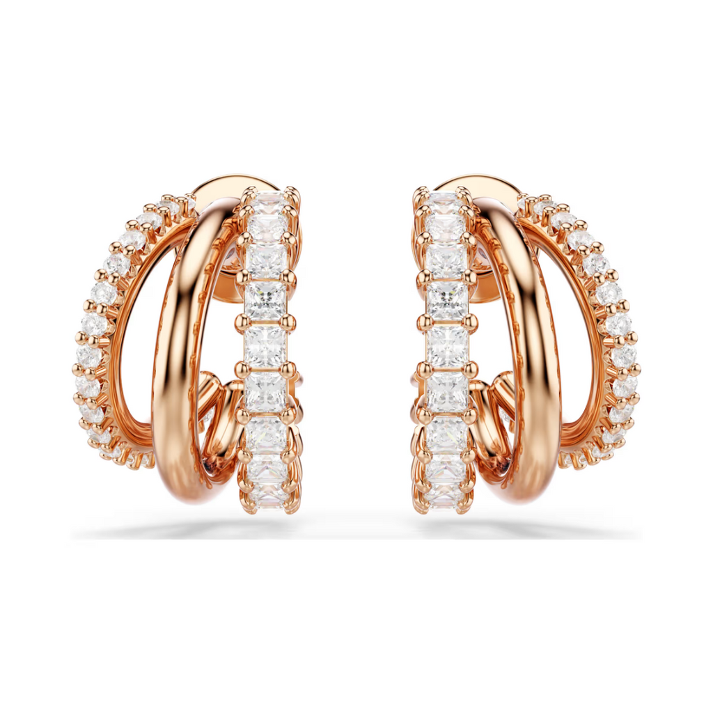 Boucles d’oreilles femme type créoles multiples en argent avec pierres brillantes en zirconium portées à l’oreille, style moderne et élégant