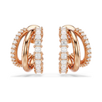 Boucles d’oreilles femme type créoles multiples en argent avec pierres brillantes en zirconium portées à l’oreille, style moderne et élégant
