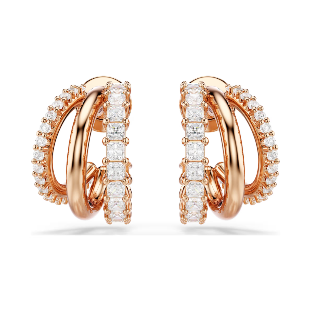 Boucles d’oreilles femme type créoles multiples en argent avec pierres brillantes en zirconium portées à l’oreille, style moderne et élégant