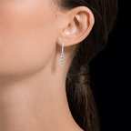 Boucles d’oreilles femme pendantes fines en argent avec pierres brillantes en zirconium portées à l’oreille, style élégant et raffiné