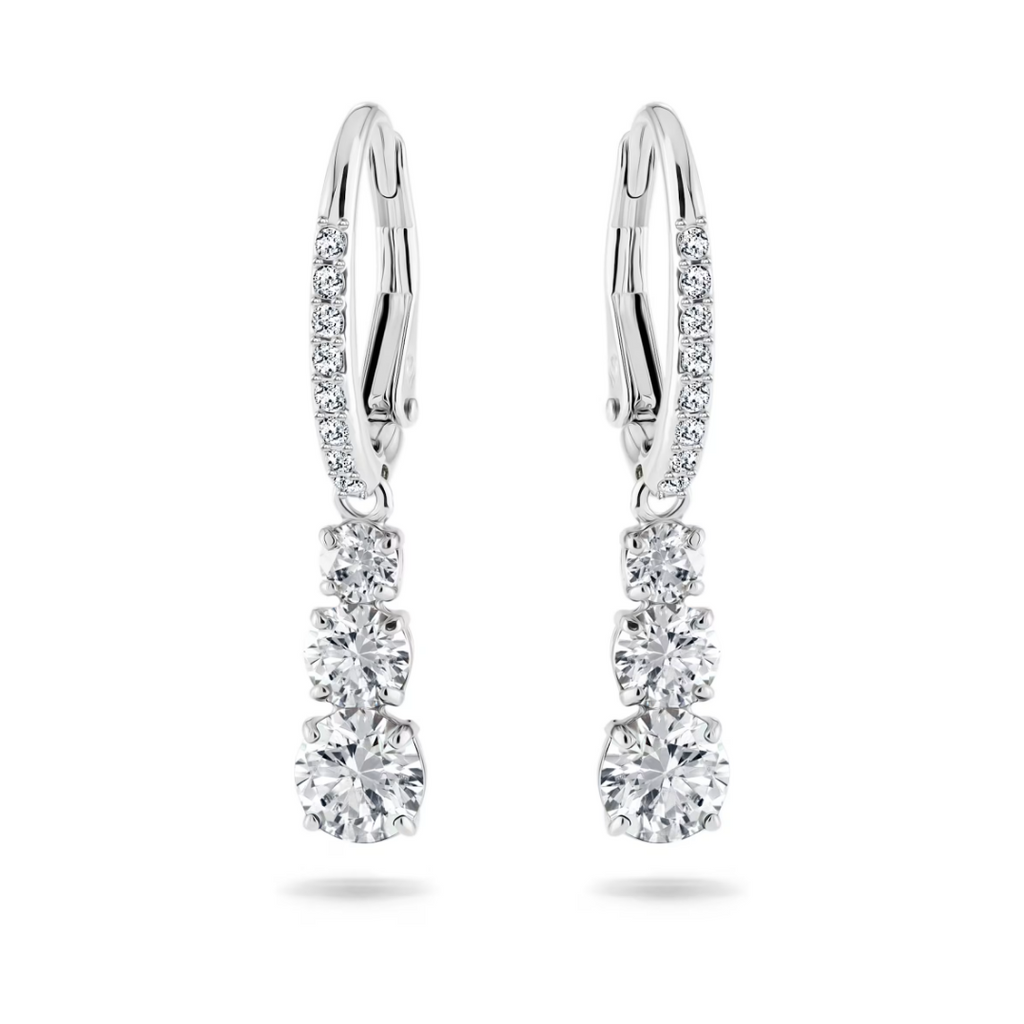 Boucles d’oreilles femme pendantes fines en argent avec pierres brillantes en zirconium portées à l’oreille, style élégant et raffiné