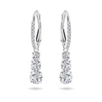 Boucles d’oreilles femme pendantes fines en argent avec pierres brillantes en zirconium portées à l’oreille, style élégant et raffiné