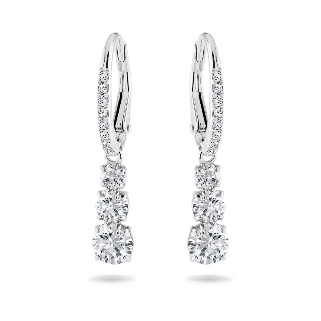 Boucles d’oreilles femme pendantes fines en argent avec pierres brillantes en zirconium portées à l’oreille, style élégant et raffiné