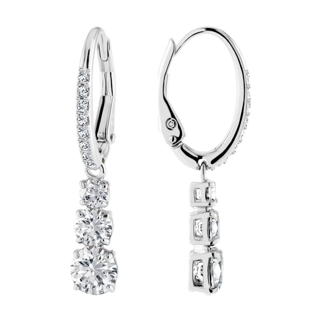 Boucles d’oreilles femme pendantes fines en argent avec pierres brillantes en zirconium portées à l’oreille, style élégant et raffiné