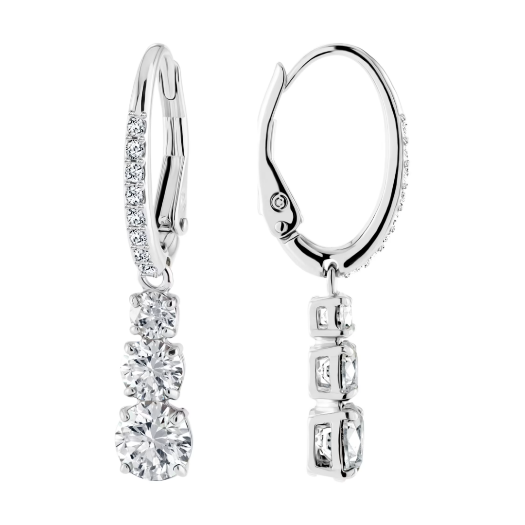 Boucles d’oreilles femme pendantes fines en argent avec pierres brillantes en zirconium portées à l’oreille, style élégant et raffiné