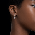 Boucles d’oreilles femme pendantes en argent avec pierre brillante en zirconium portées à l’oreille, style élégant et raffiné
