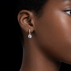 Boucles d’oreilles femme pendantes en argent avec pierre brillante en zirconium portées à l’oreille, style élégant et raffiné