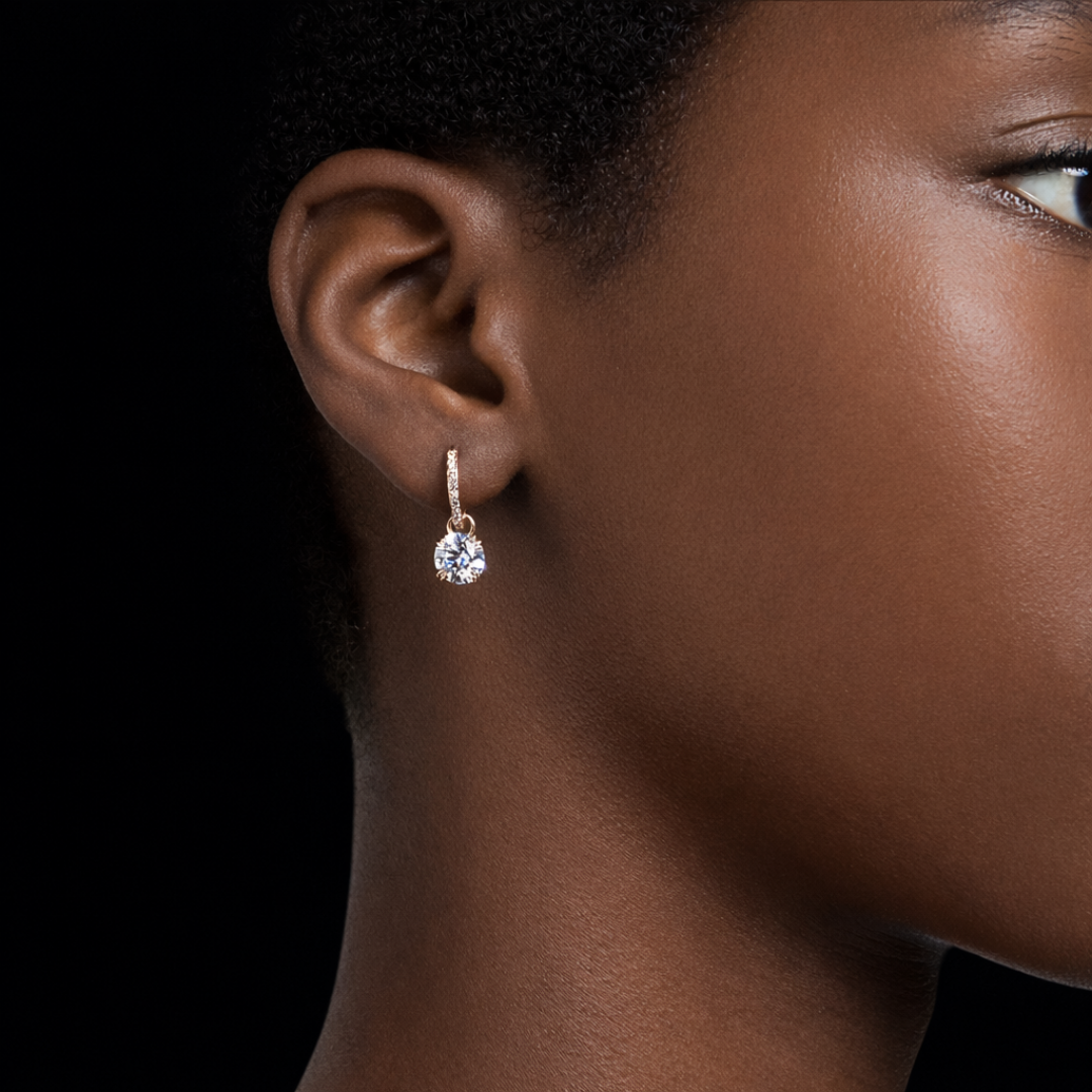 Boucles d’oreilles femme pendantes en argent avec pierre brillante en zirconium portées à l’oreille, style élégant et raffiné