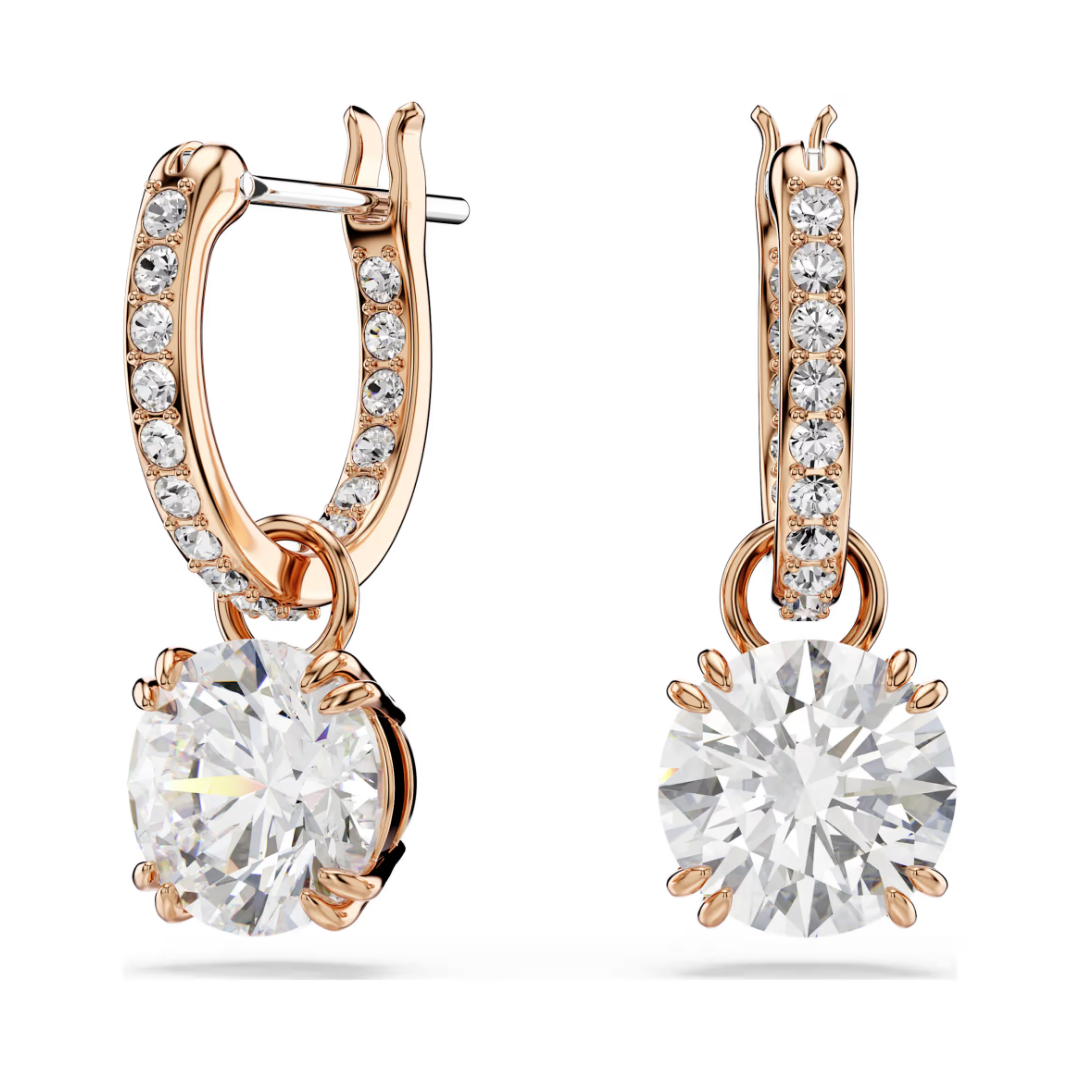 Boucles d’oreilles femme pendantes en argent avec pierre brillante en zirconium portées à l’oreille, style élégant et raffiné