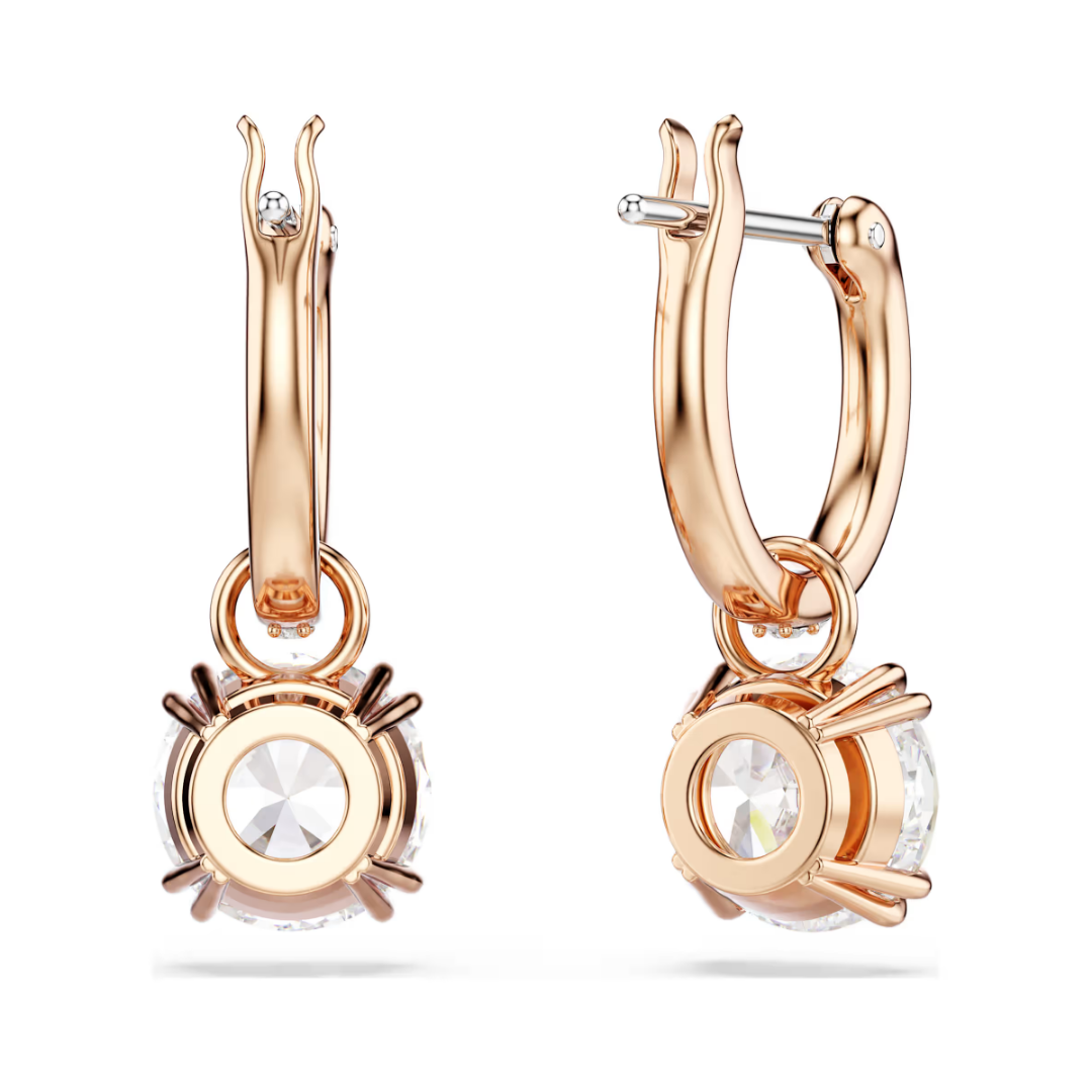 Boucles d’oreilles femme pendantes en argent avec pierre brillante en zirconium portées à l’oreille, style élégant et raffiné