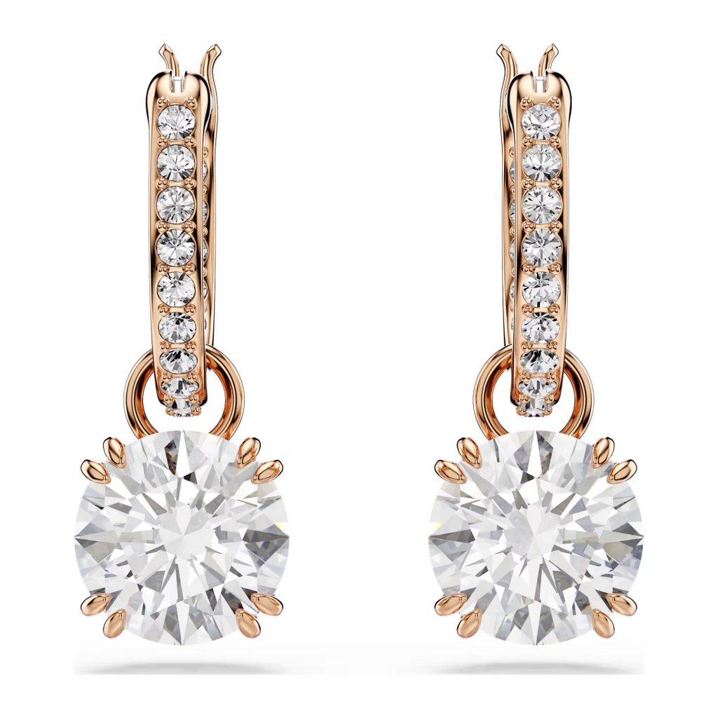 Boucles d’oreilles femme pendantes en argent avec pierre brillante en zirconium portées à l’oreille, style élégant et raffiné