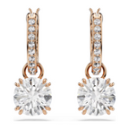 Boucles d’oreilles femme pendantes en argent avec pierre brillante en zirconium portées à l’oreille, style élégant et raffiné