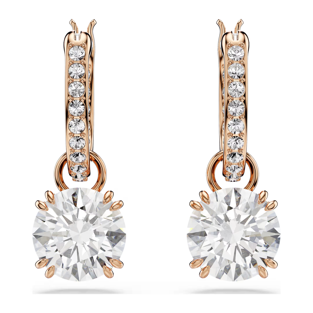 Boucles d’oreilles femme pendantes en argent avec pierre brillante en zirconium portées à l’oreille, style élégant et raffiné