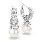 Boucles d’oreilles femme pendantes avec perle blanche et pierres brillantes en argent portées à l’oreille, style chic et raffiné