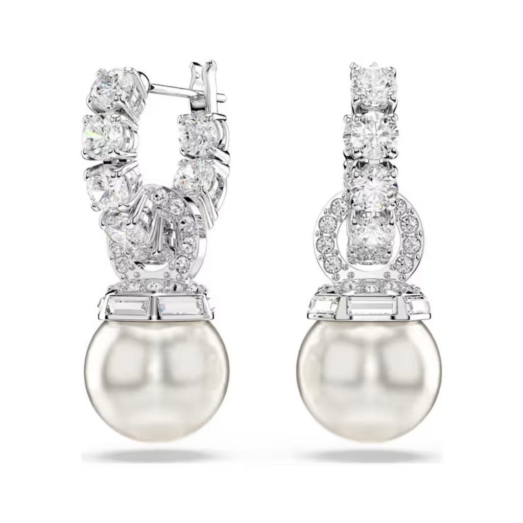 Boucles d’oreilles femme pendantes avec perle blanche et pierres brillantes en argent portées à l’oreille, style chic et raffiné