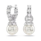 Boucles d’oreilles femme pendantes avec perle blanche et pierres brillantes en argent portées à l’oreille, style chic et raffiné