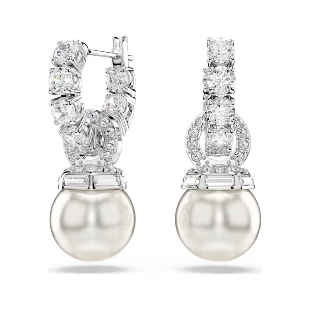 Boucles d’oreilles femme pendantes avec perle blanche et pierres brillantes en argent portées à l’oreille, style chic et raffiné
