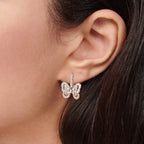 Boucles d’oreilles femme en forme de papillon avec pierres brillantes en zirconium portées à l’oreille, style élégant et raffiné