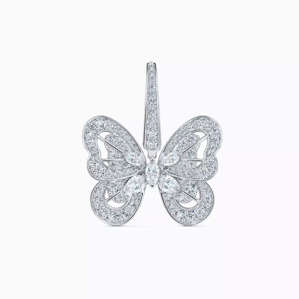 Boucles d’oreilles femme en forme de papillon avec pierres brillantes en zirconium portées à l’oreille, style élégant et raffiné