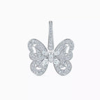 Boucles d’oreilles femme en forme de papillon avec pierres brillantes en zirconium portées à l’oreille, style élégant et raffiné