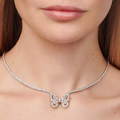 Collier femme ras de cou en argent avec pendentif papillon serti de pierres zirconium porté autour du cou, style élégant et raffiné