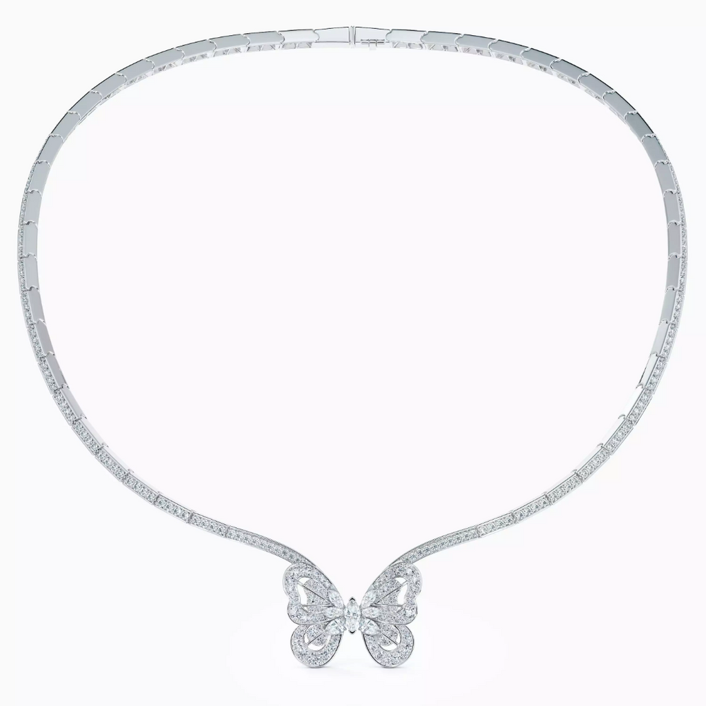 Collier femme ras de cou en argent avec pendentif papillon serti de pierres zirconium porté autour du cou, style élégant et raffiné