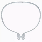 Collier femme ras de cou en argent avec pendentif papillon serti de pierres zirconium porté autour du cou, style élégant et raffiné