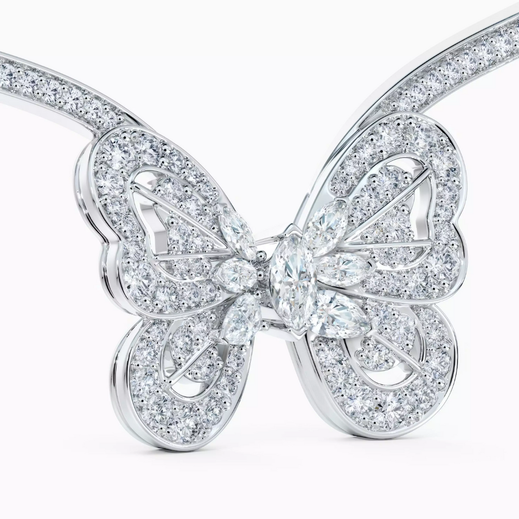 Collier femme ras de cou en argent avec pendentif papillon serti de pierres zirconium porté autour du cou, style élégant et raffiné