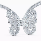 Collier femme ras de cou en argent avec pendentif papillon serti de pierres zirconium porté autour du cou, style élégant et raffiné